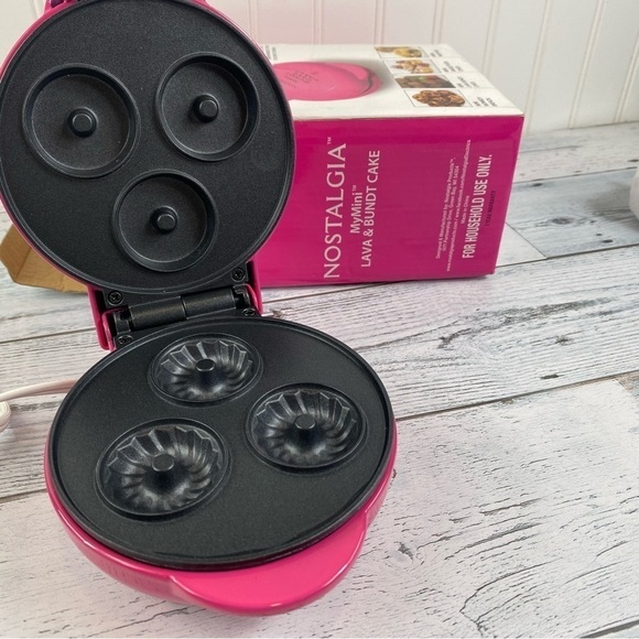 NEW Nostalgia‎ MyMini Lava Bundt Cake Maker Mini Countertop Baker Electric Pink - Picture 3 of 7